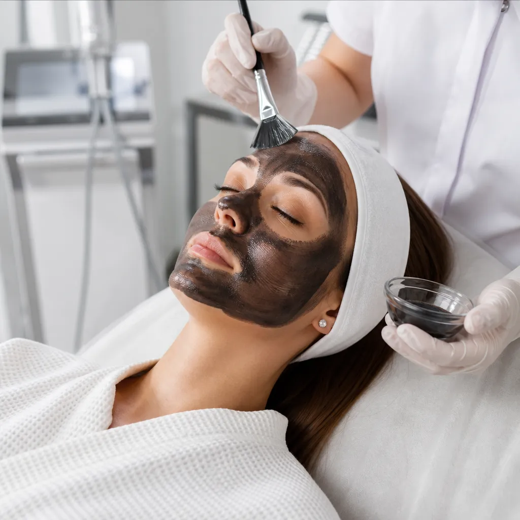 Protocole carbon peel : application du carbone activé avant le passage laser Nd:YAG