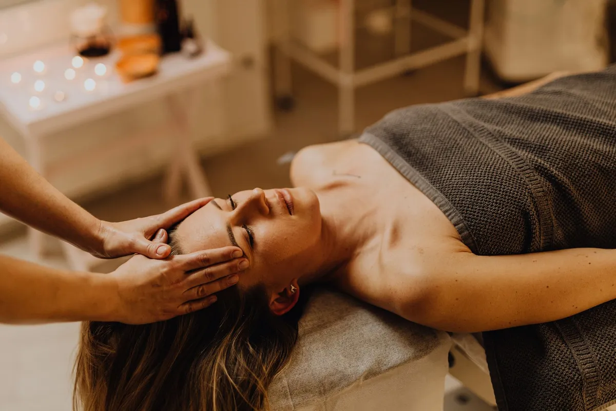 Bienfaits du drainage lymphatique facial : infographie des effets sur la peau, les cernes et l’éclat